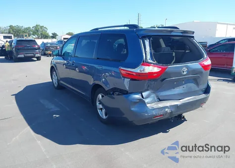2015 Toyota Sienna Le 8 Passenger z USA, uszkodzony, nr VIN 5TDKK3DC8FS570553